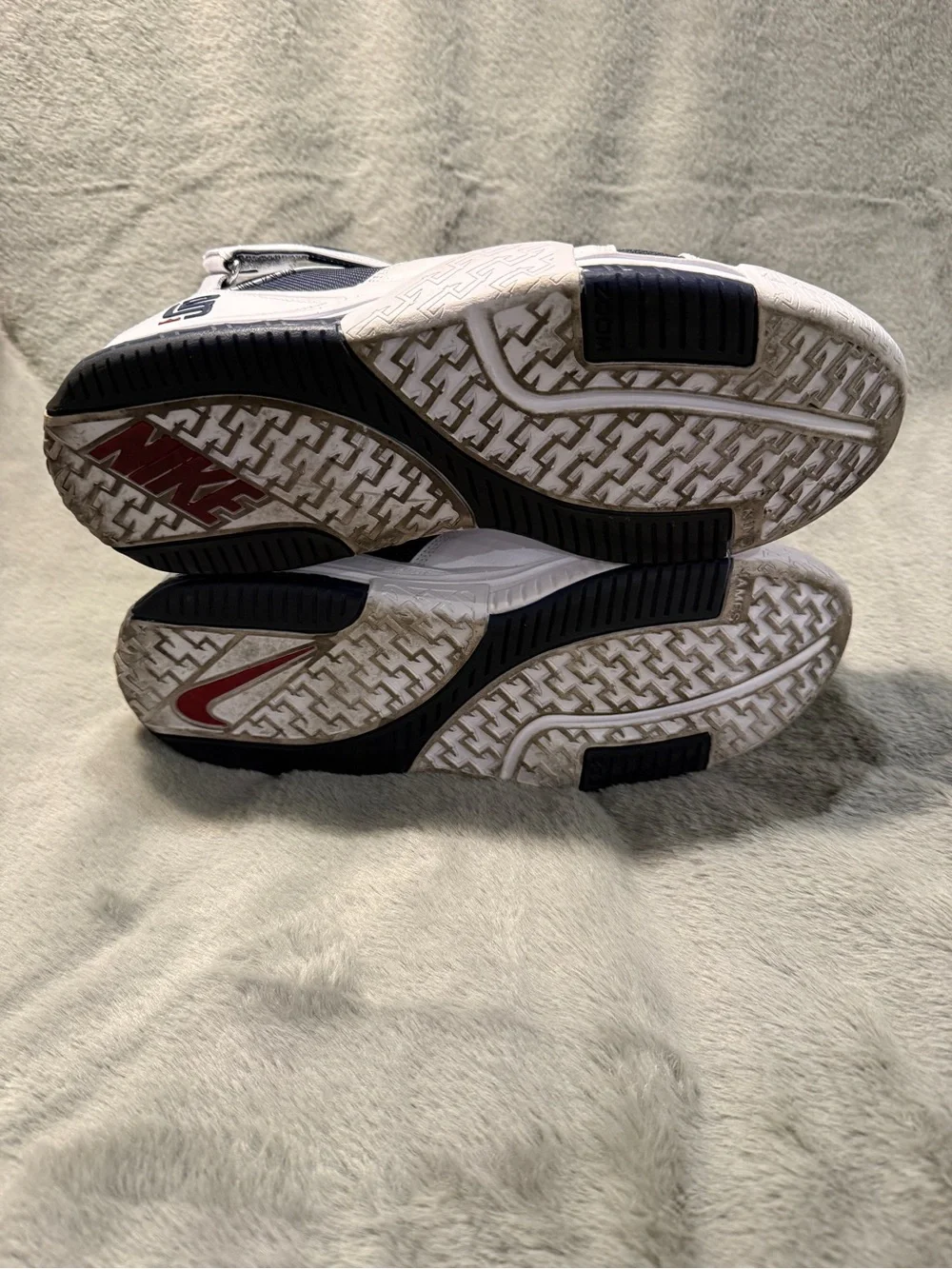 Nike LeBron Zoom 2 Midnight Navy Size 13M lightly worn no box
